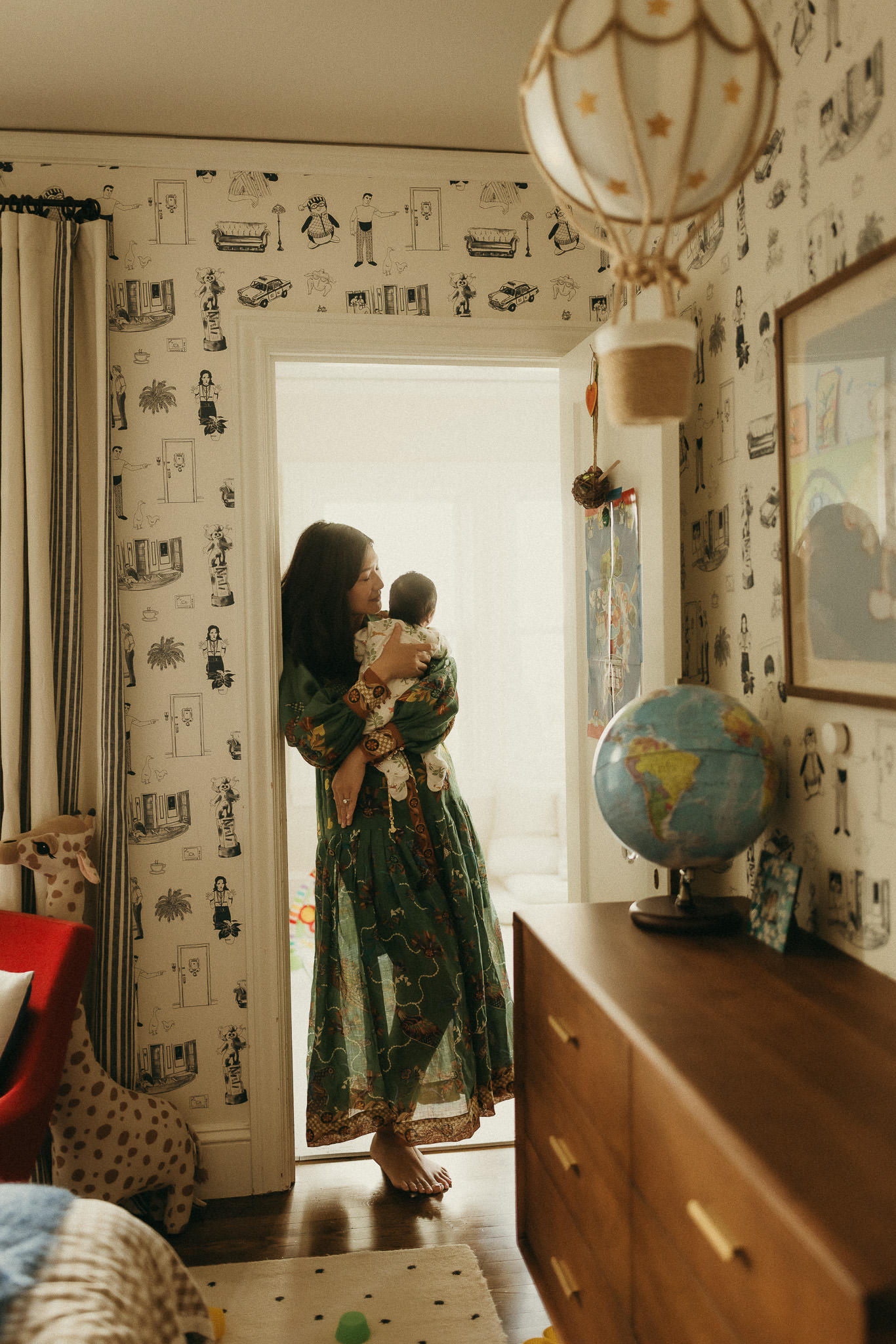 mom and baby cuddling at at in home lifestyle newborn session with Ashley Kaplan Photography